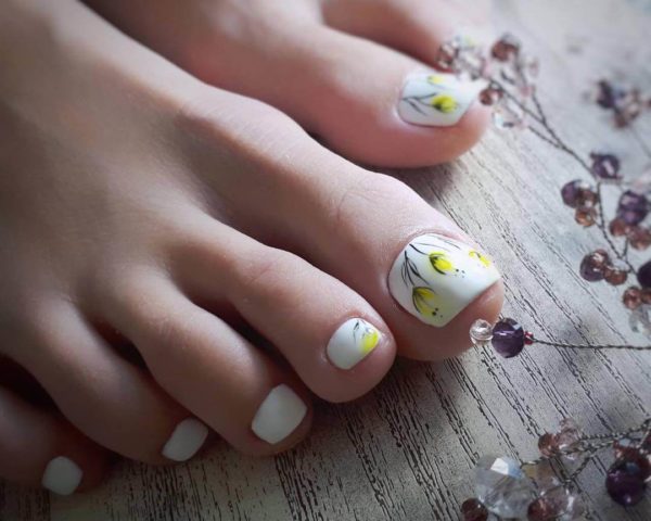 Белый весенний педикюр с тюльпанами