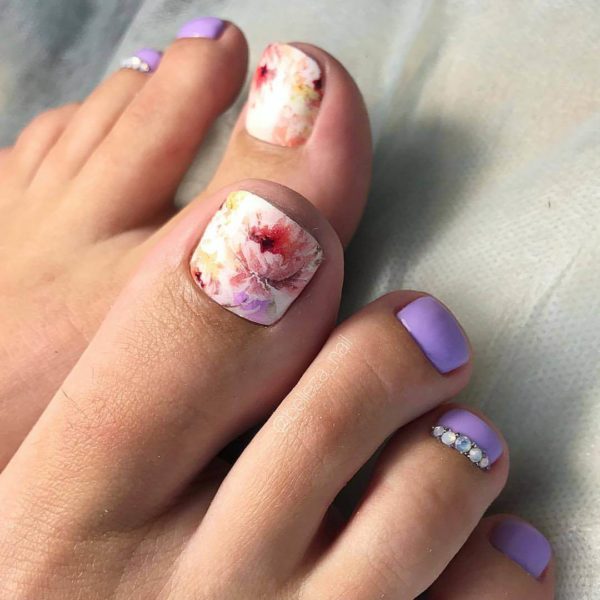 Весенний педикюр с рисунками цветы