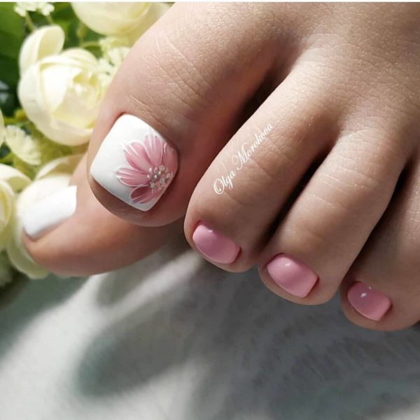 Розовый весенний педикюр с цветами