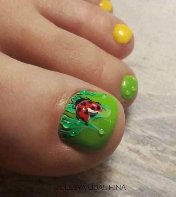 Желто-зеленый весенний педикюр с рисунком