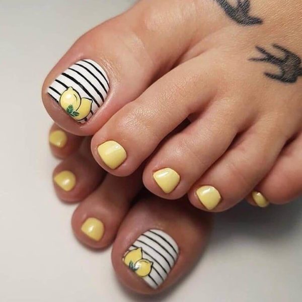Желтый с белым весенний педикюр с рисунками
