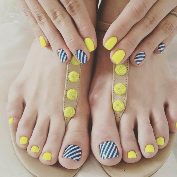 Желто-синий весенний педикюр с рисунками