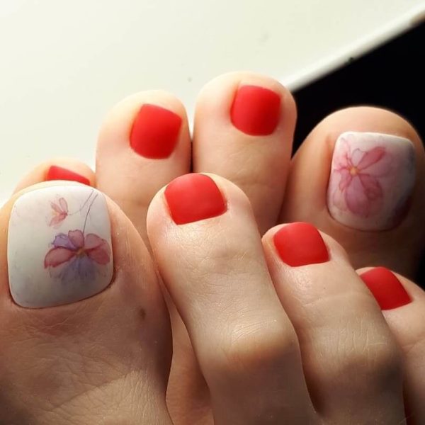 Красный весенний педикюр с рисунками
