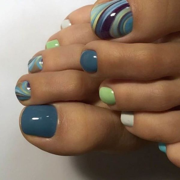 Многоцветный весенний педикюр с рисунками