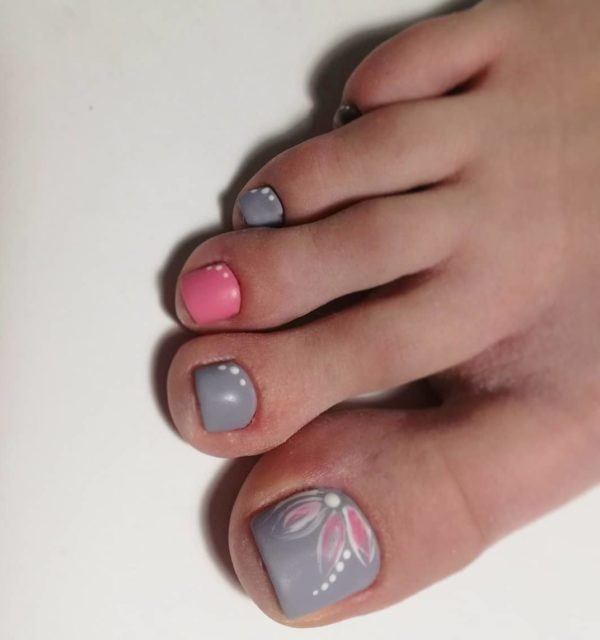 Серо-розовый весенний педикюр с рисунками