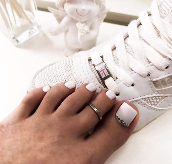 Белый весенний педикюр со стразами