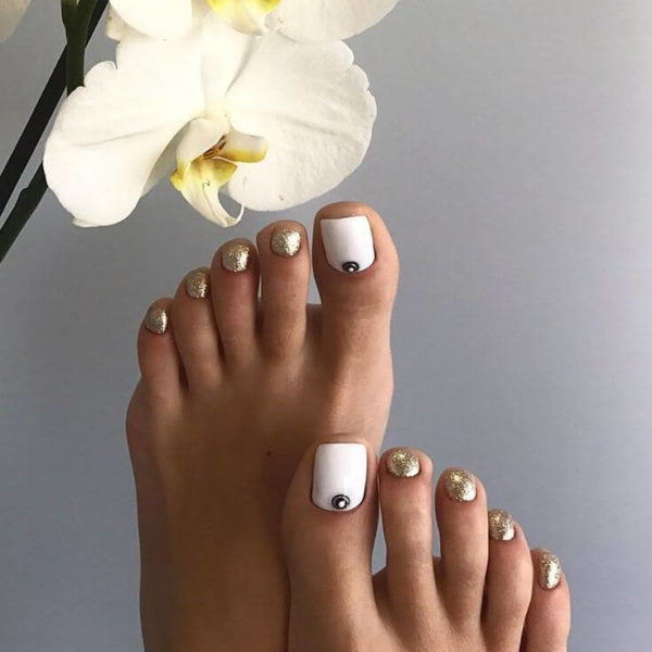 Весенний педикюр со стразами