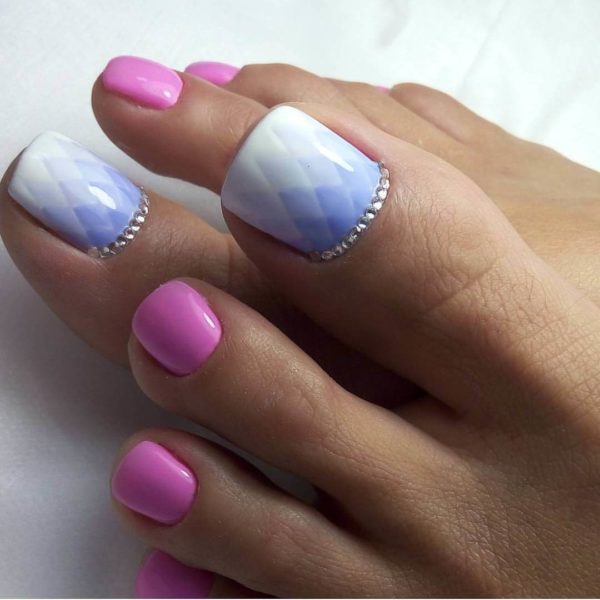 Весенний педикюр со стразами градиент