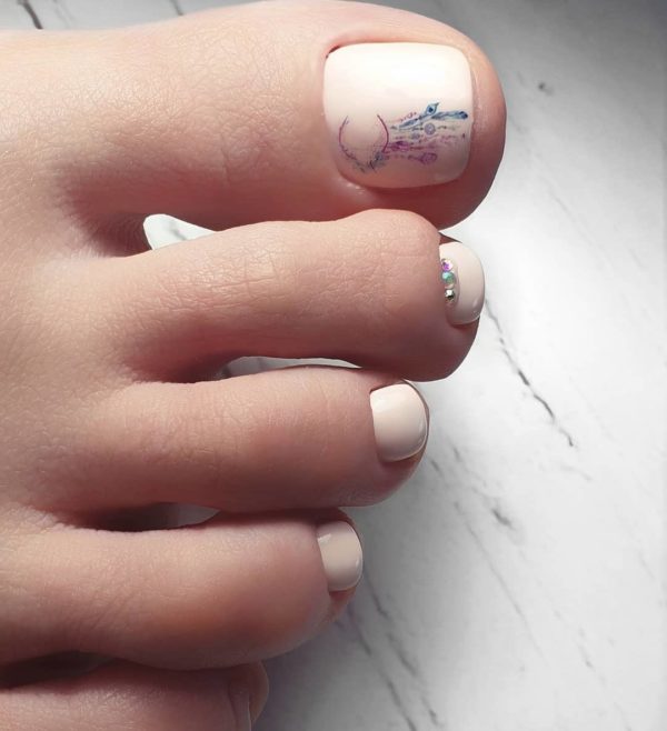 Нежный весенний педикюр со стразами