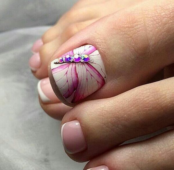 Весенний педикюр со стразами стрекоза