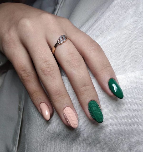 Розово-зеленый вязаный маникюр