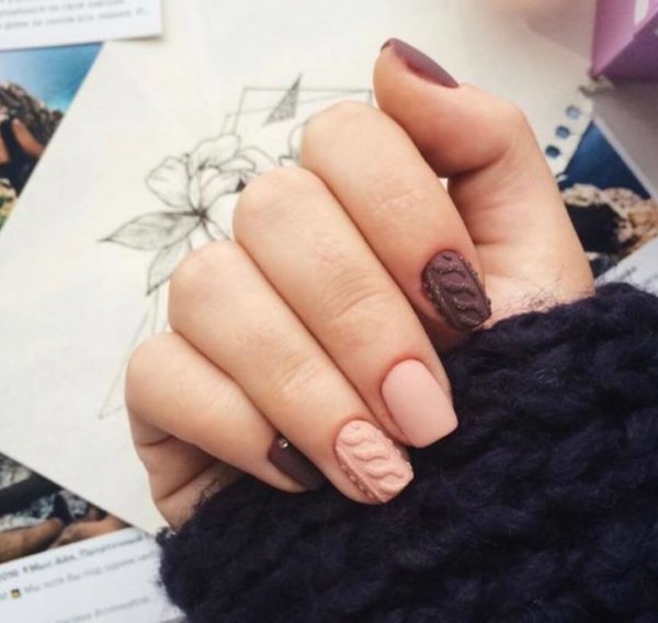 Коричнево-розовый вязаный маникюр