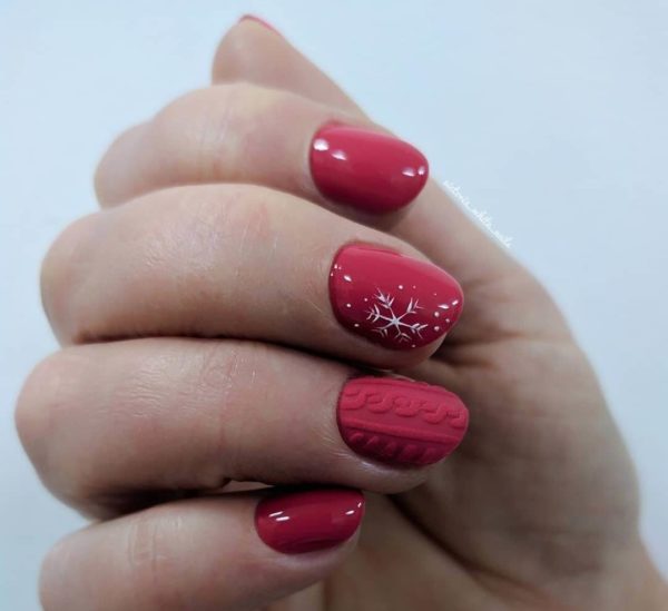 Красный вязаный маникюр