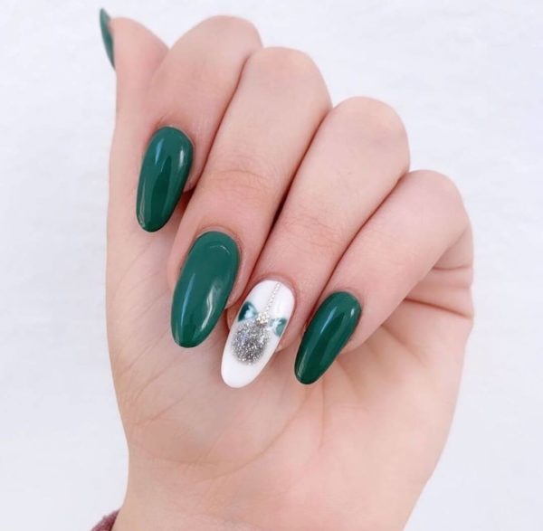 Зеленый маникюр "Новогодний шар"