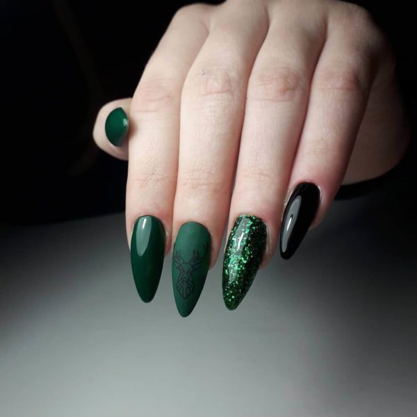 зеленый маникюр с блестками и рисунком