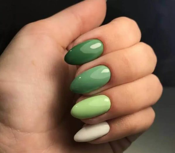 Зеленый маникюр "Монотонный градиент"