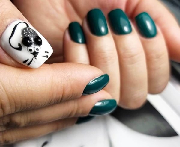 Зеленый маникюр с рисунком "Мышка"