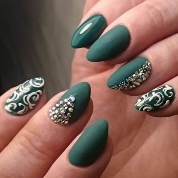 Зеленый маникюр со стразами и узорами