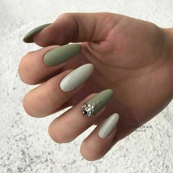 Зеленый маникюр со стразами на одном пальце