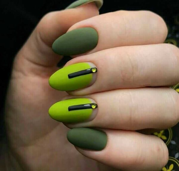 Зеленый маникюр со стразами в двух оттенках