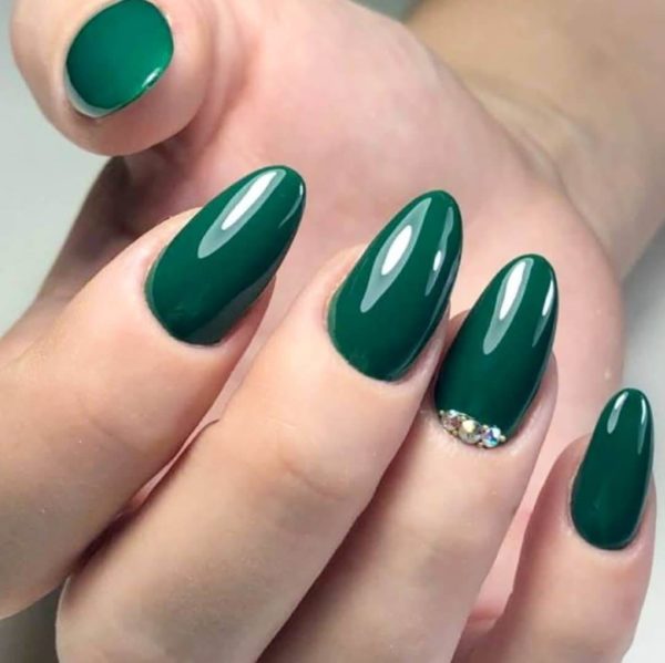 Зеленый маникюр со стразами в лунке