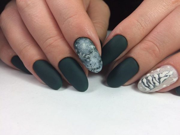 Зеленый матовый маникюр на Новый год