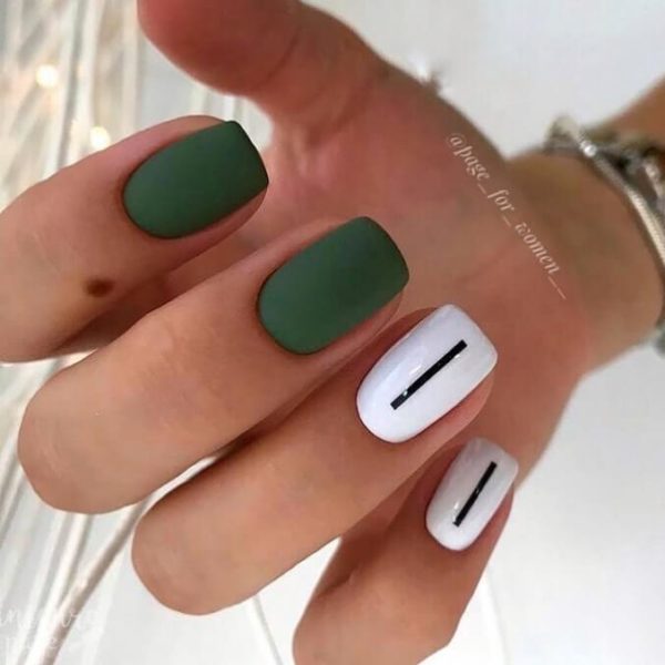 Зеленый матовый маникюр с белым акцентом
