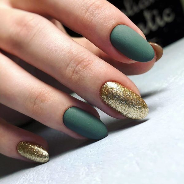 Зеленый матовый маникюр с блестками
