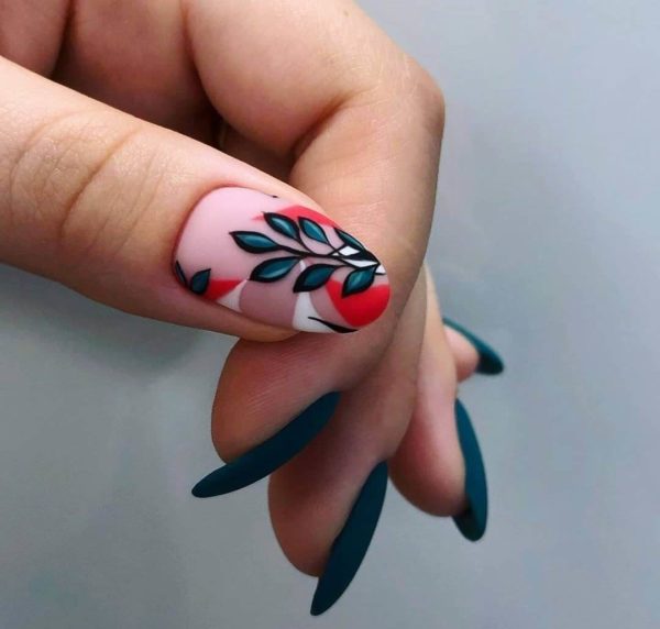 Зеленый матовый маникюр с цветным узором