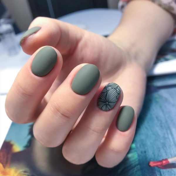зеленый матовый маникюр с цветочным узором
