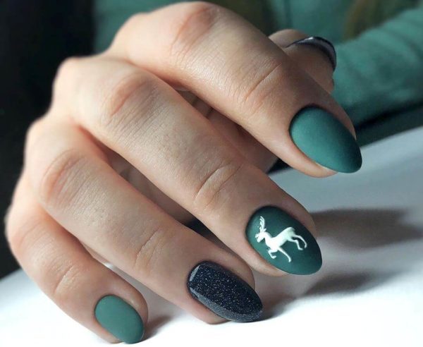 Зеленый матовый маникюр с оленем