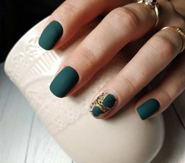 Зеленый маникюр с золотом