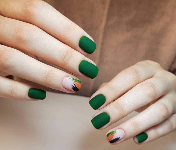 Зеленый матовый маникюр в стиле минимализм