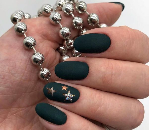 Зеленый матовый маникюр "Звезды"