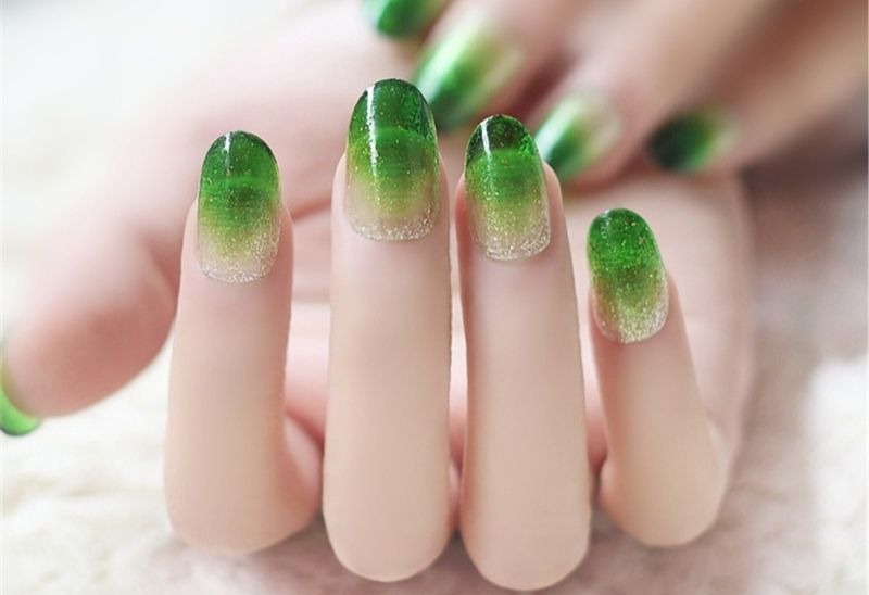 Зеленый маникюр на коротких ногтях
