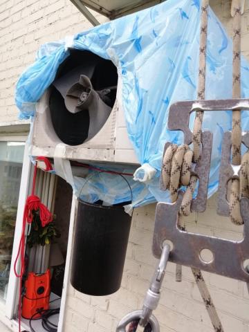 Мойка внешнего блока кондиционера методом промышленного альпинизма с защитой от загрязнения фасада Мойка внешнего блока кондиционера